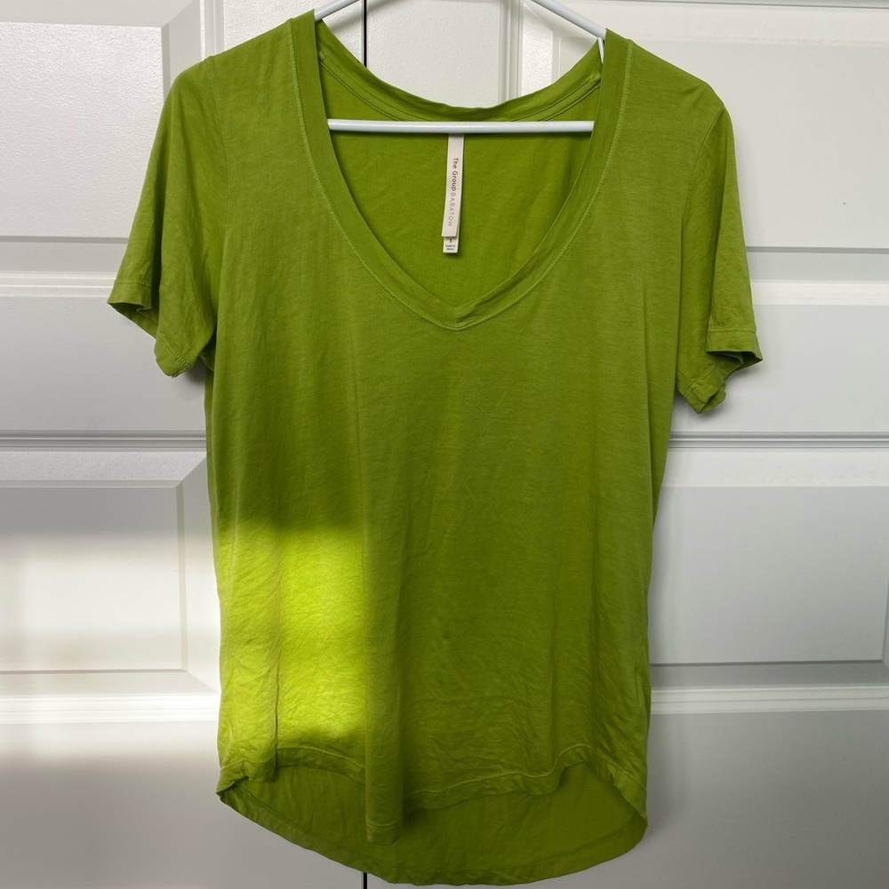 Green aritizia t-shirt - Picture 1 of 2